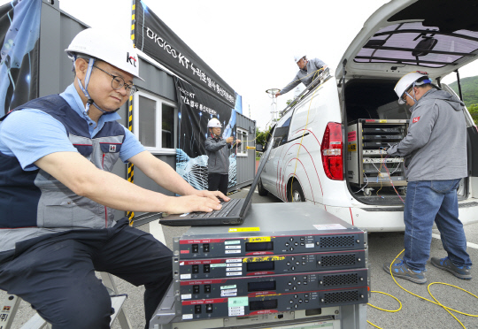 KT 직원들이 누리호 발사 순간을 전 세계로 중계하기 위한 누리호 발사 통신지원센터를 나로우주센터 광장에 구축하고 방송회선을 점검하고 있다. KT 제공